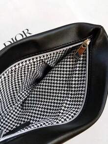 Dior 这款独特的黑色迪奥皮革手提包饰有品牌标志，尽显奢华格调。无论是出席时尚盛会还是日常使用，它都是一件必备单品。它与前卫风格和优雅服饰完美搭配，是追求高端设计的包袋爱好者的必备之选。 - 黑色 - 查看 2