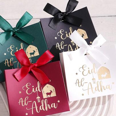 Mười hộp quà Eid Al-Adha, được trang trí bằng hình ảnh con dê tinh tế và kiểu chữ thư pháp, kèm theo ruy băng, là sự lựa chọn hoàn hảo cho các bữa tiệc Eid Al-Adha, đựng bánh kẹo, sô cô la và những món quà nhỏ. Hộp bìa cứng chất lượng cao mang đến bao bì Eid Al-Adha trang nhã, lý tưởng để làm quà tặng cho gia đình và bạn bè.