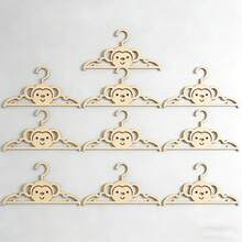 Conjunto de 10 cabides de madeira em formato de macaco para armário – Organizadores antiderrapantes, estilo minimalista e aconchegante, armazenamento delicado, ganchos práticos e estilosos em formato de macaco para quarto infantil e sala de jogos, cabides fofos em formato de animais para roupas, organizador que economiza espaço e acessório de decoração para casa, decoração de primavera para o quarto. - Damasco - Ver 9