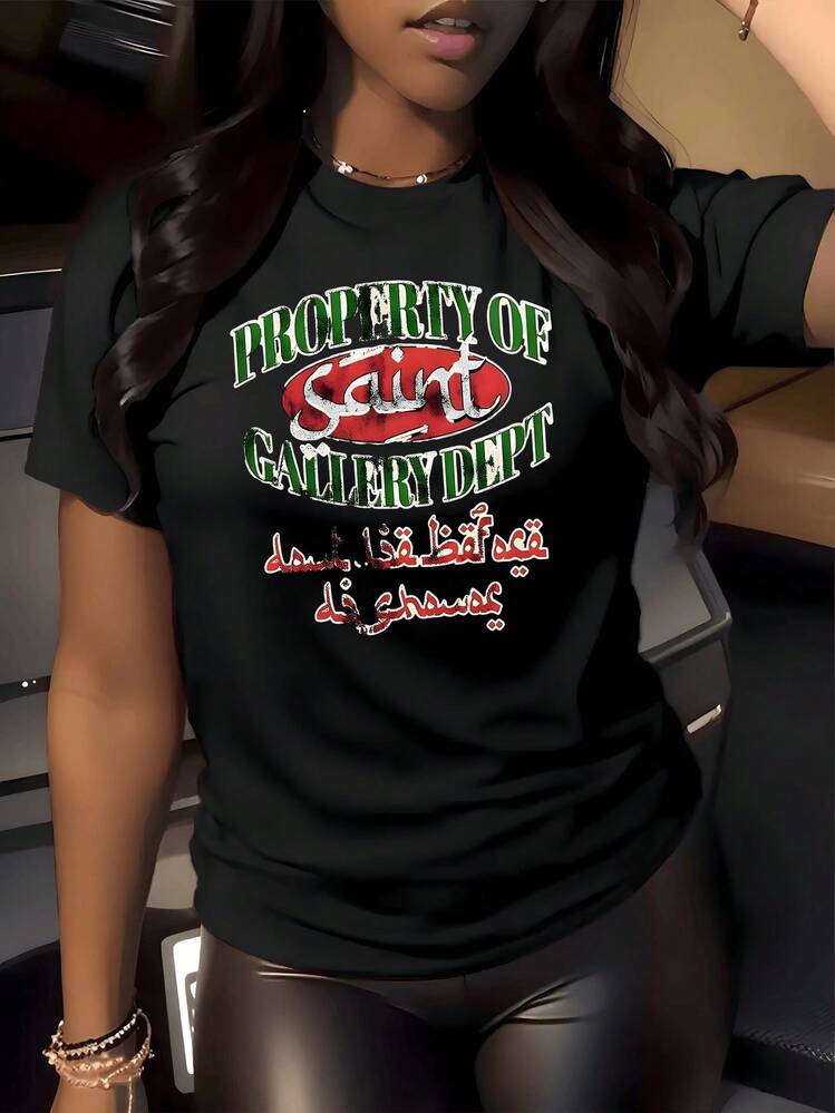 Texto con letras verdes rojas y árabes que evocan una mezcla cultural moderna con mensaje inspirador sobre identidad y expresión auténtica camiseta de mujer blanca casual 220g - Negro - Añade 1
