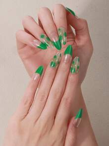 22片装圣帕特里克节法式UV免胶美甲贴，绿色四叶草清新风格凝胶美甲贴纸，易于粘贴，是女士DIY节日美甲的完美之选。 - 綠色 - 查看 3