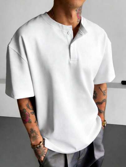 1件男士白色灰色亨利领短袖T恤，针织面料，透气吸湿，抗皱，复古风格休闲舒适短袖T恤，适合日常通勤和轻度社交场合。