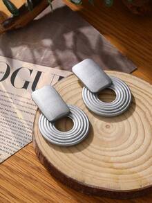 一对时尚镂空圆形纹理金属耳环，木质材质，未来科技风格，适合派对、旅行和日常佩戴。 - 銀色 - 查看 3