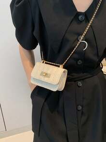 1个迷你女童人字纹编织草编包，金属锁扣装饰，金色链条肩带，翻盖闭合，度假风方形包，适合海滩度假和夏季外出 - 米色 - 查看 4