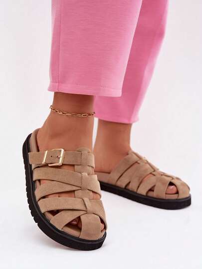 Chinelo feminino Roselisse com plataforma, elegante e confeccionado em camurça sintética, com tiras e fivela dourada. Disponível nas cores marrom, bege e preto.