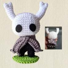 Muñeco amigurumi Hollow Knight Amigurumi Tejido a crochet elaborado totalmente a Mano de 15 centimetros 100%  algodon / hilaza  – Muñeco Caballerito Cute Gamer Crochet – Figura Coleccionable de Videojuego, Decoración Kawaii, Regalo Otaku, Fan Art Hecho a Mano, Personaje Blanco y Negro con Capa Gris, Muñeco de Estambre Artesanal, Peluche Mini Geek, Adorno para Escritorio, Habitación Gamer, Decoración Anime, Regalo para Novio, Novia, Amigos Gamers, Figura de Hollow Knight Hecha a Crochet, Amigurumi de Videojuegos, Muñeco de Fantasía, Detalle Original, Coleccionable Artesanal, Regalo Creativo, Decoración Minimalista, Figura Cute, Toy Handmade, Merch Gamer, Regalo Único, Decoración de Cuarto, Figura Tejida, Muñeco Kawaii, Accesorio Geek, Figura Chibi Hollow Knight - C-Traje multicolor - Ver 1