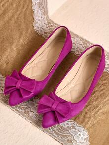 WHDXY 玫红色天鹅绒蝴蝶结尖头平底鞋。亮眼的玫红色天鹅绒材质本身就极具吸睛效果，搭配同色系蝴蝶结细节，更添甜美气息。尖头设计修饰脚型，视觉上拉长腿部线条。柔软舒适的鞋垫确保全天穿着舒适，平底鞋的设计兼顾时尚与实用性。 - 玫紅色 - 查看 7