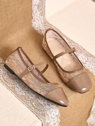 WHDXY Zapatos planos de estilo Mary Jane con parches de encaje nude. El empeine de encaje nude agrega un toque suave y elegante, mientras que el diseño de punta cuadrada de cuero patentado agrega un detalle refinado. El diseño de hebilla de correa se ajusta cómodamente a la forma del pie. La plantilla suave y acolchada proporciona comodidad duradera. El diseño plano equilibra la comodidad y la moda, adecuado para combinar con vestidos, faldas o blazers para ir al trabajo, citas o uso diario, mostrando un encanto femenino suave y elegante.