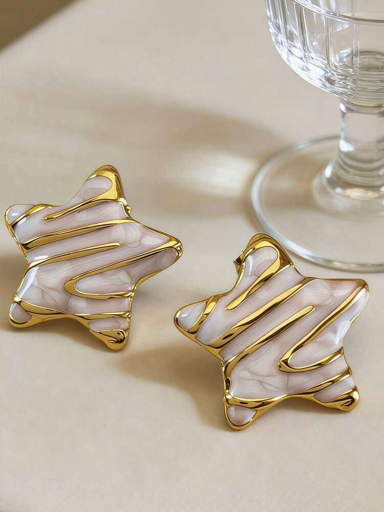 Dos pares de pendientes de moda para mujer con estampado de estrellas multicolor, con acentos chapados en oro en los diseños de estrellas, el regalo perfecto para Eid Al-Fitr o como regalo de cumpleaños. - Multicolor - Añade 5