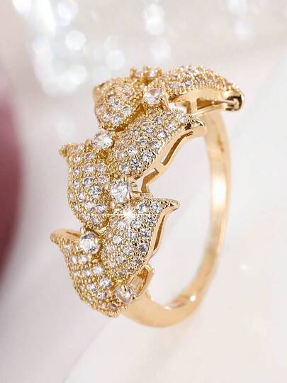 1枚奢华全镶钻叶形戒指，设计独特，优雅百搭，适合日常佩戴。