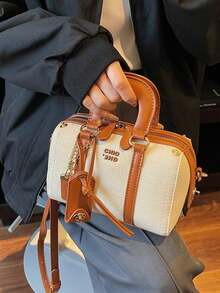 这款波士顿包采用撞色设计，饰有字母装饰和小链条。它配有顺滑的金属拉链、双提手和可调节肩带。适合女性通勤上班、购物、约会、商务旅行、旅游和日常使用。 - 彩色 - 查看 6