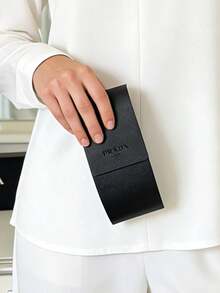 Prada Bộ quà tặng trang điểm mắt cao cấp màu đen vân chéo, hộp đựng kính mắt thời trang cao cấp vỏ cứng, bao gồm khăn lau sợi siêu mịn và hộp quà hai lớp, thích hợp làm quà tặng cao cấp cho cả nam và nữ, phù hợp cho đi làm hàng ngày, du lịch, công sở và các hoạt động ngoài trời. - màu đen - Xem 8