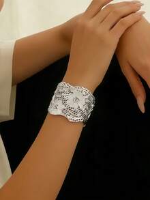 1件新款创意时尚个性化夸张复古花卉镂空金属宽手镯，金属风格饰品，百搭日常佩戴，适合女性，可搭配节日服装，是送给家人/朋友的理想礼物 - 銀色 - 查看 5