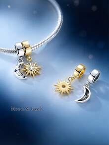 这款原创设计的银色组合吊坠套装，以其奢华的星空主题设计，为您的珠宝叠戴增添光彩。太阳吊坠采用镀金工艺，银色月亮吊坠上精雕细琢着“月亮与背影”字样，并点缀着细小的立方氧化锆石，散发出柔和的光泽，更添浪漫气息。 - 銀色 - 查看 2