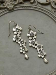 1 Đôi bông tai dáng dài họa tiết hoa cổ điển thanh lịch, thích hợp cho phụ nữ đeo hàng ngày, dự tiệc và du lịch, làm quà tặng trang sức. - Màu Bạc Cổ - Xem 1