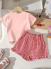 Bộ quần áo 2 mảnh dễ thương cho bé gái, in hình dâu tây và nơ, gồm áo thun mềm mại và quần short kẻ caro đỏ (độ dài ngẫu nhiên), thích hợp cho mùa xuân/hè và mặc hàng ngày. - Hồng - Xem 2