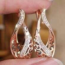 Orecchini a cerchio eleganti in stile bohémien da donna - orecchini con design floreale traforato in oro, gioielli per matrimoni e feste, regalo per anniversario o compleanno - delicati per occasioni quotidiane e formali, orecchini carini, gioielli per occasioni speciali, lavorazione traforata raffinata - Multicolore - Visualizzare 5