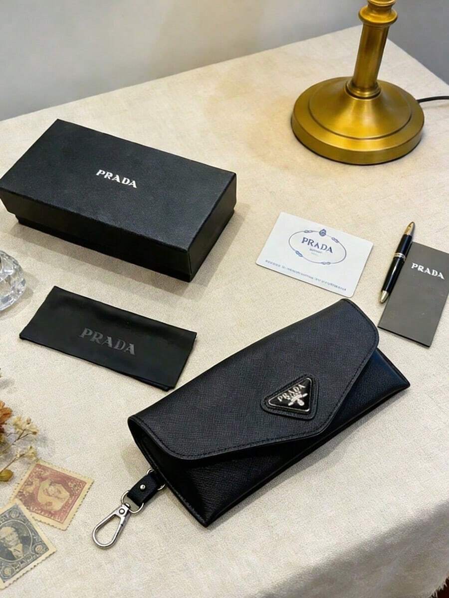 Prada Hộp đựng kính mắt bằng da màu đen | Túi đựng kính mắt thời trang cao cấp logo tam giác kèm móc khóa, bảo vệ kính mắt, phụ kiện thiết kế unisex, món quà hoàn hảo - màu đen - Xem 1