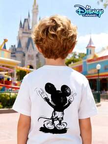 This Short-Sleeved T-Shirt For Boys Is A Disney Mickey Mouse Collaboration. It Features A Hand-Drawn Mickey Waving Print On The Front And A Mickey Mouse Silhouette Making A Peace Sign On The Back, Showcasing A Retro Hand-Drawn Style. Suitable For Boys Aged 3-12, It's Perfect For Summer School, Disneyland Photo Opportunities, Family Outings, And Birthday Parties. An Eye-Catching Item For Back-To-School Season, It's Sure To Create A Great Photo Opportunity. A Must-Have For American Mothers, It's Also A Top Choice For Children's Day And Birthday Gifts. Durable, Washable, And Available In All Sizes, This Classic IP Item Ensures High Recognizability. Versatile And Eye-Catching, It's Sure To Turn Heads At The Amusement Park. A Must-Have Fun And Practical Item For Any Boy's Wardrobe. - 白色 - 查看 2