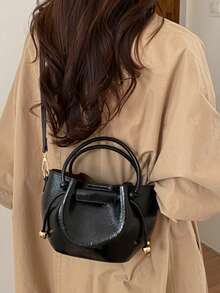 1个黑色亮面金属球抽绳装饰亮面皮革水桶包，手提/斜挎两用，抽绳封口，休闲通勤及街头风格 - 黑色 - 查看 4