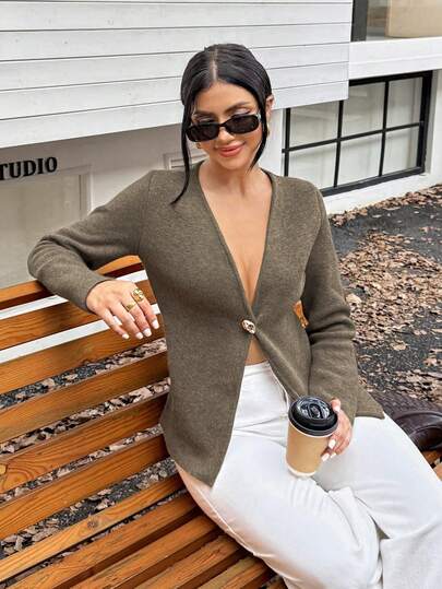 卡其色V领单排扣针织开衫，修身简约风格长袖外套