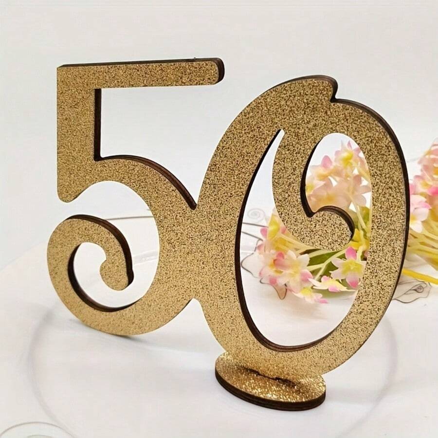 这款闪亮的金色“50”字桌面牌匾，设计优雅，工艺精湛，用途广泛，适用于50周年纪念、生日或其他里程碑式的庆祝活动，增添金色魅力。其多功能性也是这款“50”字桌面牌匾的一大亮点。 - 查看 1