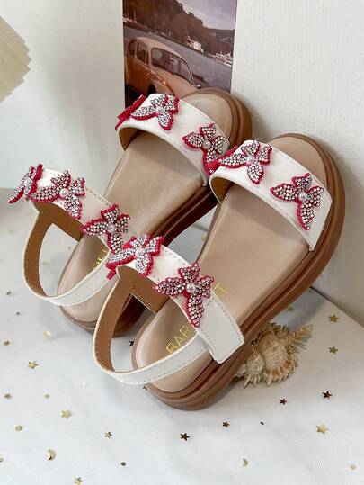 1双女童夏季新款凉鞋，蝴蝶装饰可爱露趾沙滩鞋，适合沙滩、旅行、摄影、上学、室内穿着