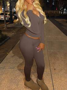 LovelyWholesale 女士运动连帽长袖字母印花拉链外套和紧身裤套装两件套春季服装 - 棕色 - 查看 2