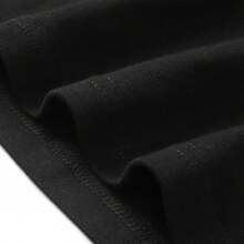 Camiseta feminina  Real  com estampa gráfica, manga curta e gola redonda, em algodão. - Preto - Visão 2