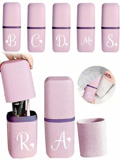 白色心形字母 A-Z 便携式粉色牙刷盒，让您的牙刷随时随地保持清洁便携！旅行牙刷收纳盒，便携式牙刷杯盖，适合旅行、露营、出差和上学。多功能牙刷杯，旅行洗漱杯，牙刷和洗漱用品收纳套装