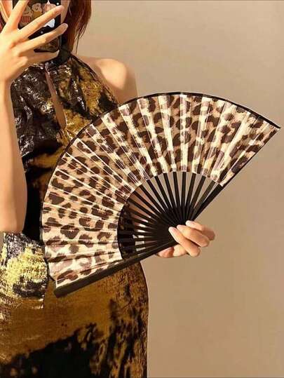 1把折叠竹制手持布扇，豹纹印花，适用于派对、婚礼、墙面装饰、礼品