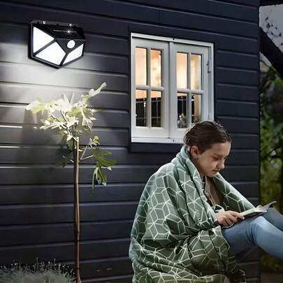 1/2/4 piezas Luces solares de 100 LED, lámpara de pared de control de luz inteligente para exteriores, luces de con sensor de movimiento, iluminación de camping al aire libre, luces nocturnas LED de 270°, con batería de ión de litio recargable de 18650 y panel solar sin consumo de energía, adecuado para garaje, jardín, calle comercial, área, patio, balcón, decoración del paisaje, luces de lavado de pared, Día de San Valentín, temporada de bodas, Día de la Madre, Navidad, Halloween, regalos de regreso a la escuela, se necesitan tornillos que se venden por separado (el producto los incluye)