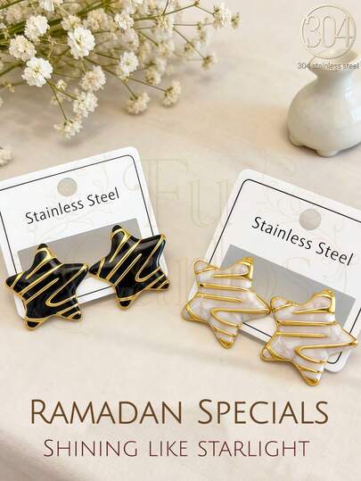 两对彩色星形图案的女士时尚耳环，星形设计上饰有镀金点缀，是开斋节或生日的完美礼物。