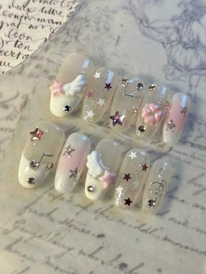 10片手工压制美甲贴片，粉色系，甜美少女约会美甲，粉色透明星星，带翅膀的音符钻石装饰，梦幻温柔，适合浪漫约会，超级显年轻，可作为礼物赠送，美甲套装包含所有所需配件。