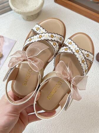 1双女童夏季新款凉鞋，蝴蝶装饰可爱露趾沙滩鞋，适合沙滩、旅行、摄影、上学、室内穿着