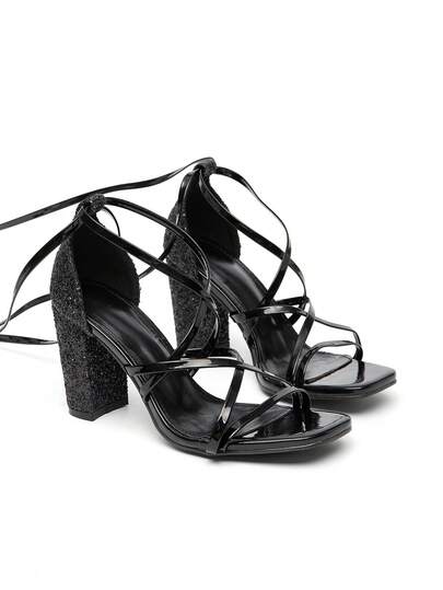 亮面皮革包裹系带设计，饰以水钻，粗跟设计稳固舒适，方头造型修饰脚型，可调节踝带确保穿着稳固，闪耀时尚，适合派对、约会和外出等各种场合，独特设计避免撞款，百搭风格，全天舒适优雅，是夏季的理想之选。