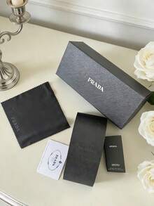 Prada Bộ quà tặng trang điểm mắt cao cấp màu đen vân chéo, hộp đựng kính mắt thời trang cao cấp vỏ cứng, bao gồm khăn lau sợi siêu mịn và hộp quà hai lớp, thích hợp làm quà tặng cao cấp cho cả nam và nữ, phù hợp cho đi làm hàng ngày, du lịch, công sở và các hoạt động ngoài trời. - màu đen - Xem 2