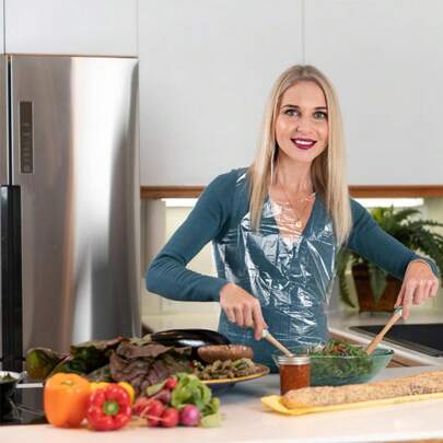 25/50件装一次性塑料围裙，适用于派对、烹饪、家务、野餐、餐饮服务，独立包装，尺寸为27.5英寸 x 55英寸。