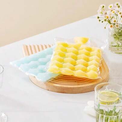 24/240 túi đá dùng một lần, dụng cụ làm đá tiện lợi cho người vụng về trong mùa hè! Thiết kế tự niêm phong, chỉ cần thêm nước và đá sẽ tự động tách thành từng viên riêng biệt, không cần khuôn, dễ dàng lấy đá ra. Nói lời tạm biệt với khay đá cồng kềnh và mùi khó chịu trong tủ lạnh, định nghĩa lại sự tiện lợi khi làm đá! Chất liệu PE, có thể tiếp xúc trực tiếp với nước uống.