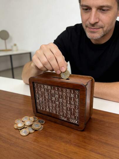 1个带数字计数器的木制小猪存钱罐 - 成人储蓄目标（1000欧元/3000欧元/10000欧元） - 送给朋友的理想礼物 - 高品质木制小猪存钱罐，储蓄目标追踪器，现金和硬币收纳器，适合所有年龄段，可用于设定财务目标，复古印花情侣挑战，旅行计划，嘉年华，情人节，复活节，斋月礼物（附赠可擦笔）