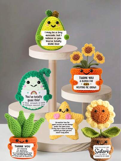 1件手工钩编桌面摆件，造型奇趣科幻植物动物，是送给闺蜜、姐妹、家人、爱人的绝佳礼物，也适合生日、感恩节、圣诞节、情人节、母亲节等各种场合，可作毛绒玩具、房间装饰或小礼物。