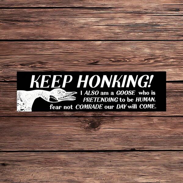 1 pieza Pegatina para parachoques con ganso haciéndose pasar por humano, "Sigue tocando la bocina, camarada" Calcomanía para coche, Divertido vinilo de conspiración del ganso, Regalo de la revolución del ganso, Pegatina para coche resistente al agua y a la intemperie, Acento duradero para termo, Meme del ganso que toca la bocina, Regalo perfecto para conductores caóticos, Pegatina para parachoques de ganso negro, Nuestra hora llegará Vinilo para botella de agua