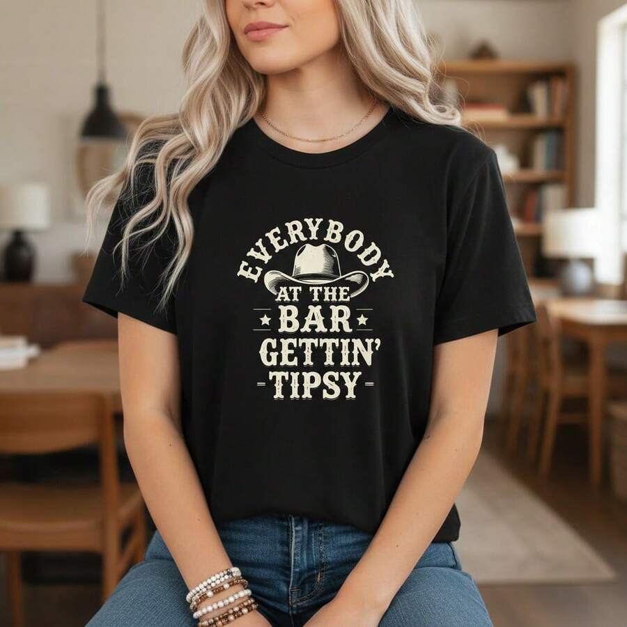1PC Camiseta de Algodón Unisex de Talla Grande para Mujer con Estampado "Everybody at the Bar Gettin' Tipsy" y Sombrero de Vaquera, Camiseta de Cuello Redondo para Hombres y Mujeres, Estilo Casual Western, ! Camiseta estampada de manga corta, casual y elegante para mujer. - Negro - Ver 1