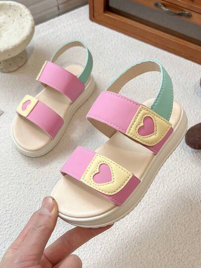 Un par de sandalias planas deportivas para niñas, equipadas con correas ajustables de - Zapatos casuales de suela blanda - Con un diseño de parches en contraste de color rosa y azul, adecuados para jugar y uso diario