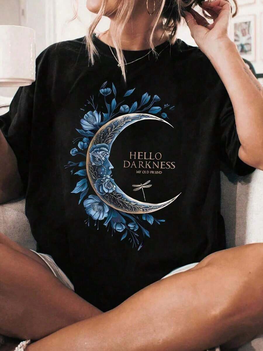 Camiseta Gráfica de Talla Grande para Mujer "Hello Darkness" - Diseño de Luna Creciente y Flores en Azul/Blanco, Tela Suave y Transpirable, Corte Holgado, Manga Corta, Cuello Redondo, Estilo Casual de Verano, Lavable a Máquina, Ropa Casual, Diseño Artístico, Uso Cómodo, Regalos Perfectos para el Día del Padre, Día de la Madre, Cumpleaños o Fiestas de San Valentín en la Noche de Año Nuevo. - Negro - Ver 1
