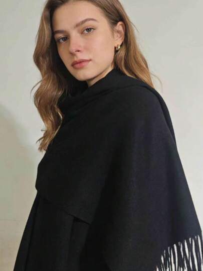 这款双面纯色小号仿羊绒涤纶围巾，触感柔软亲肤，百搭各种服饰，简约而不失时尚，一条小围巾就能点亮你的整体造型，适合春、秋、冬三季佩戴。