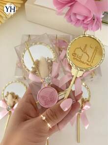 手持式塑料金色镜子,高品质复古欧式单面便携迷你镜,带有金属光泽,饰以蕾丝蝴蝶结和迷你干花,配有蝴蝶结手柄。是婚礼纪念品、祝福礼物、圣诞礼物、化妆镜、旅行镜、露营镜以及赠送同事和学生的理想之选。愿上帝通过这面镜子赐予您幸福和喜悦。(内含粘性胶带) - 彩色 - 查看 9