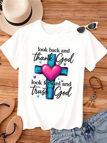 Camiseta de Cuello Redondo para Mujer con Estampado de Corazón Cruzado: "Mira hacia atrás y agradece a Dios, mira hacia adelante y confía en Dios". Manga Corta, Fe Cristiana. - Blanco - Ver 2