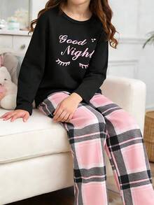 Set pyjama à manches longues et col rond, à la fois à la mode et élégant, est un indispensable pour les filles dans les chambres climatisées. Son adorable imprimé, associé à un pantalon à carreaux roses à rayures, est confectionné dans un tissu confortable et polyvalent, idéal pour les moments de détente à la maison. C'est également un cadeau parfait pour les filles. - Noir - Voir 2