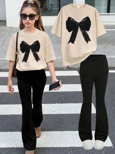适合少女的2件套：1件圆领蝴蝶印花T恤搭配1条喇叭休闲裤。非常适合春夏穿着，可用于购物、聚会、运动、旅行和上学。是送给少女的绝佳礼物。